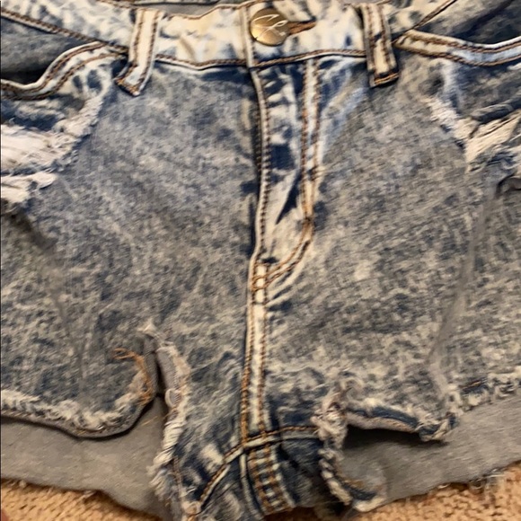 Highly distressed jean shorts - Picture 5 of 8
